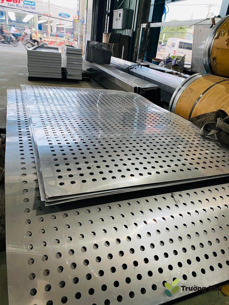 Gia công chấn dập sắt thép là quá trình uốn gấp thép tấm bằng lực ép tạo hình.