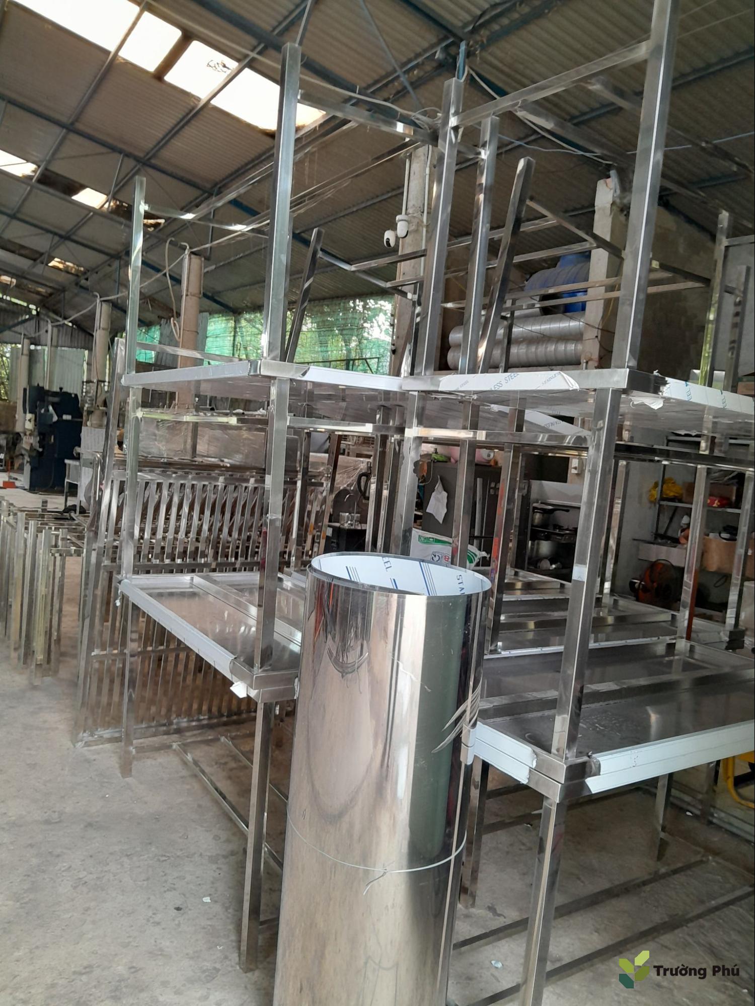 Sản phẩm sắt thép gia công gồm khung, giá đỡ, vỏ thiết bị, cổng cửa, chi tiết máy.